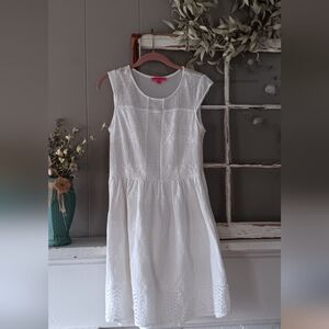 BETSEY JOHNSON White Eyelet Cap Sleeves Dress Size 8⚘️ Summer Fun!